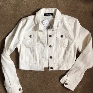 Short white jean jacket 😍